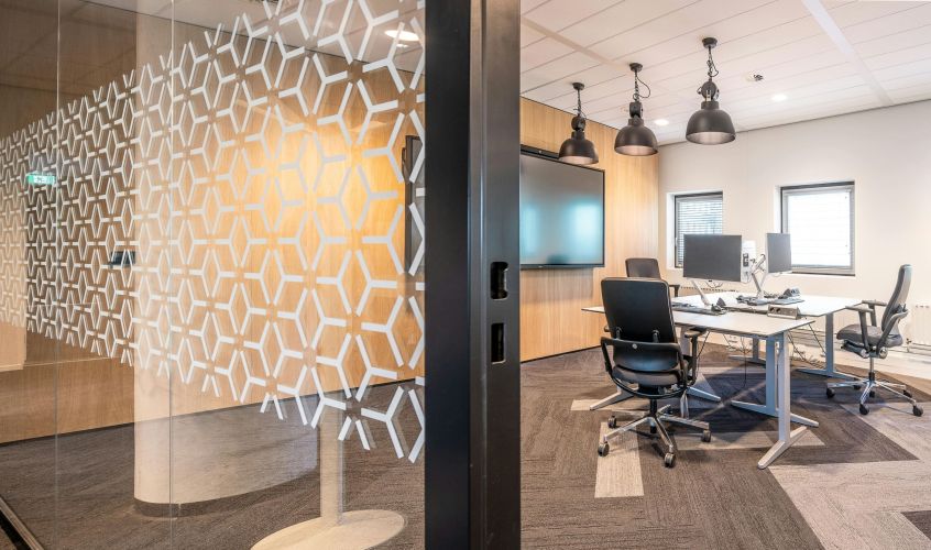 Meeting room glass manifestation